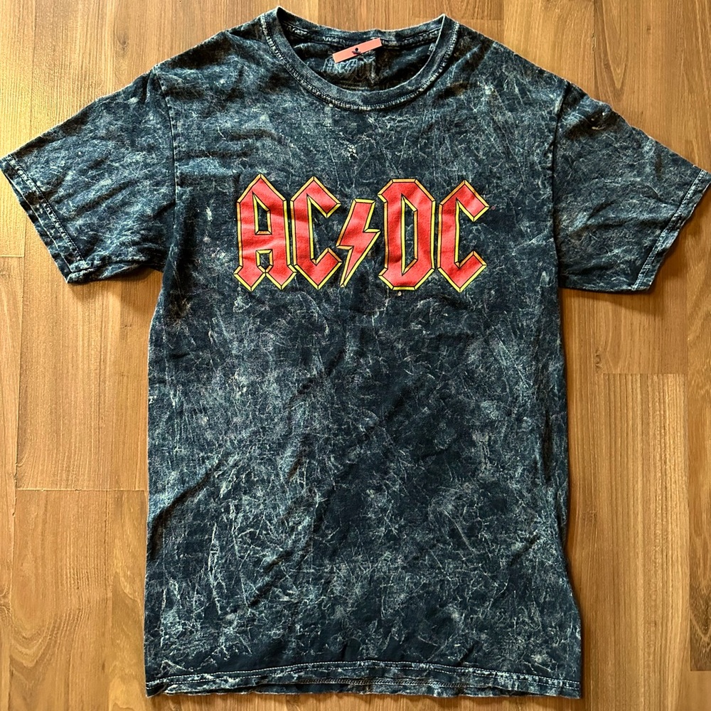 ⚡️NWT AC/DC Concert T-Shirt Black Acid Wash size small Hot Topic ⚡️